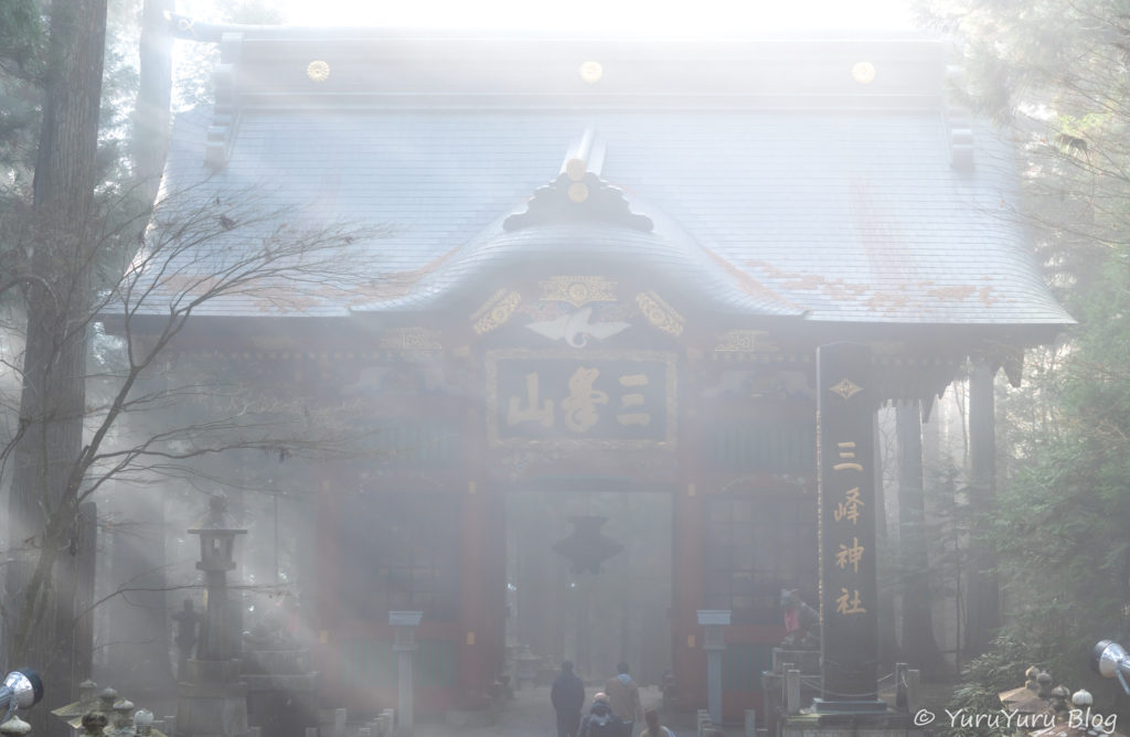 三峯神社さんの随身門