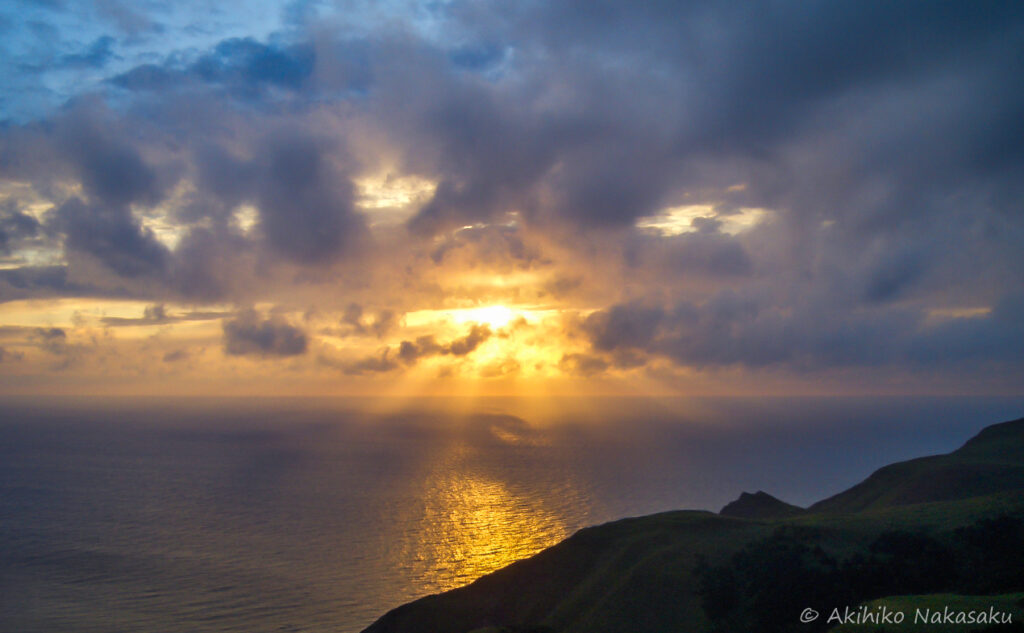 礼文島の海の向こうに沈む夕日。愛とロマンの8時間コースも大詰めです。桃岩荘へと急ぎます。
